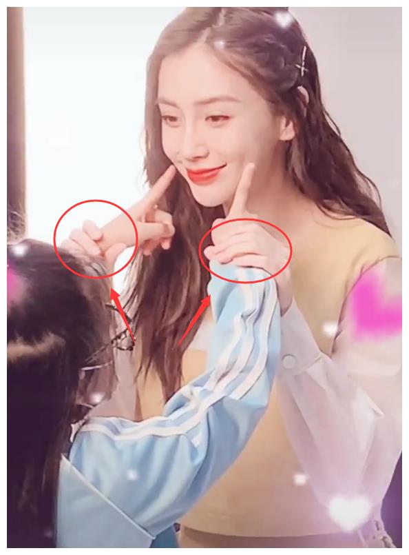 小女孩戳baby的脸不停手,谁注意她接下来的反应?脾性装不出来