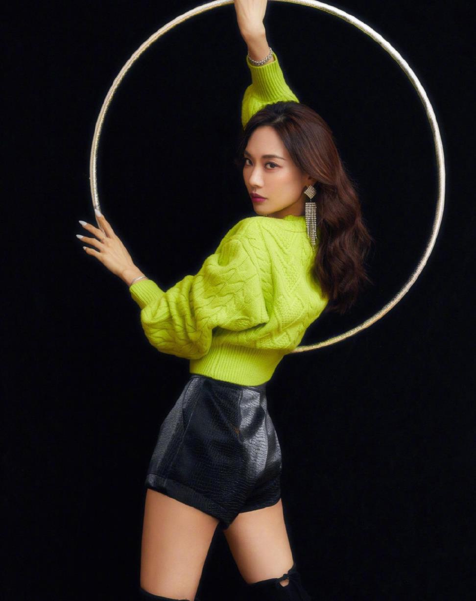 王霏霏今晚舞台造型,身穿果绿色毛衣亮眼俏皮,短裤飒气十足_高清图集