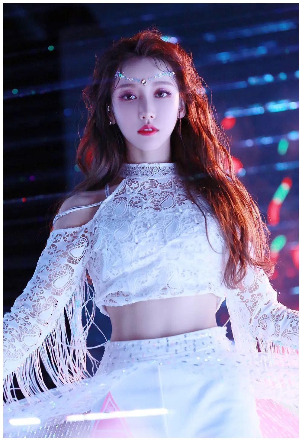 姜贞羽现身创造营决赛现场一个人坐观众席神情落寞让人心疼