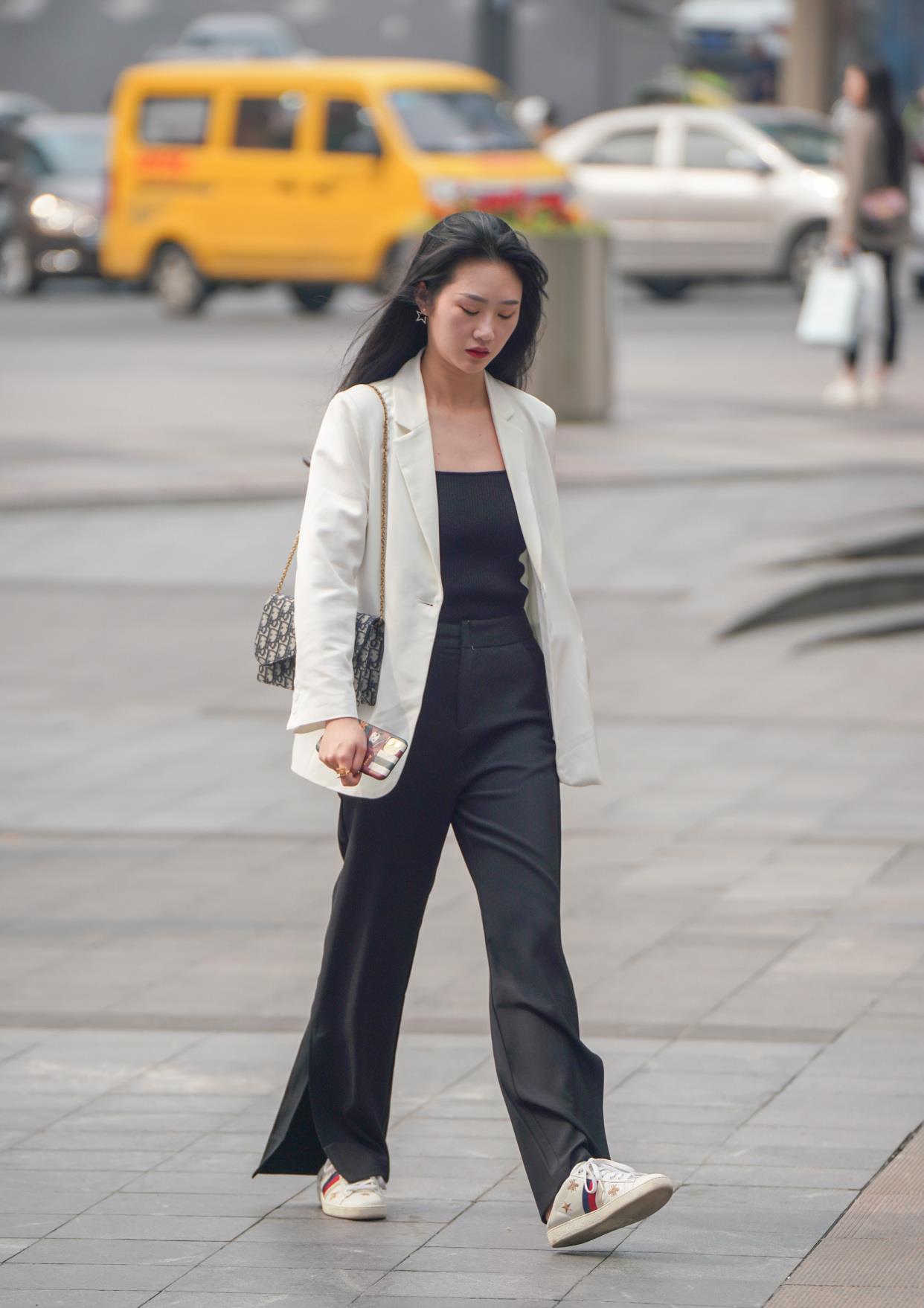 三十岁的女人,穿出优雅气质,白色西装,搭配黑色直筒裤