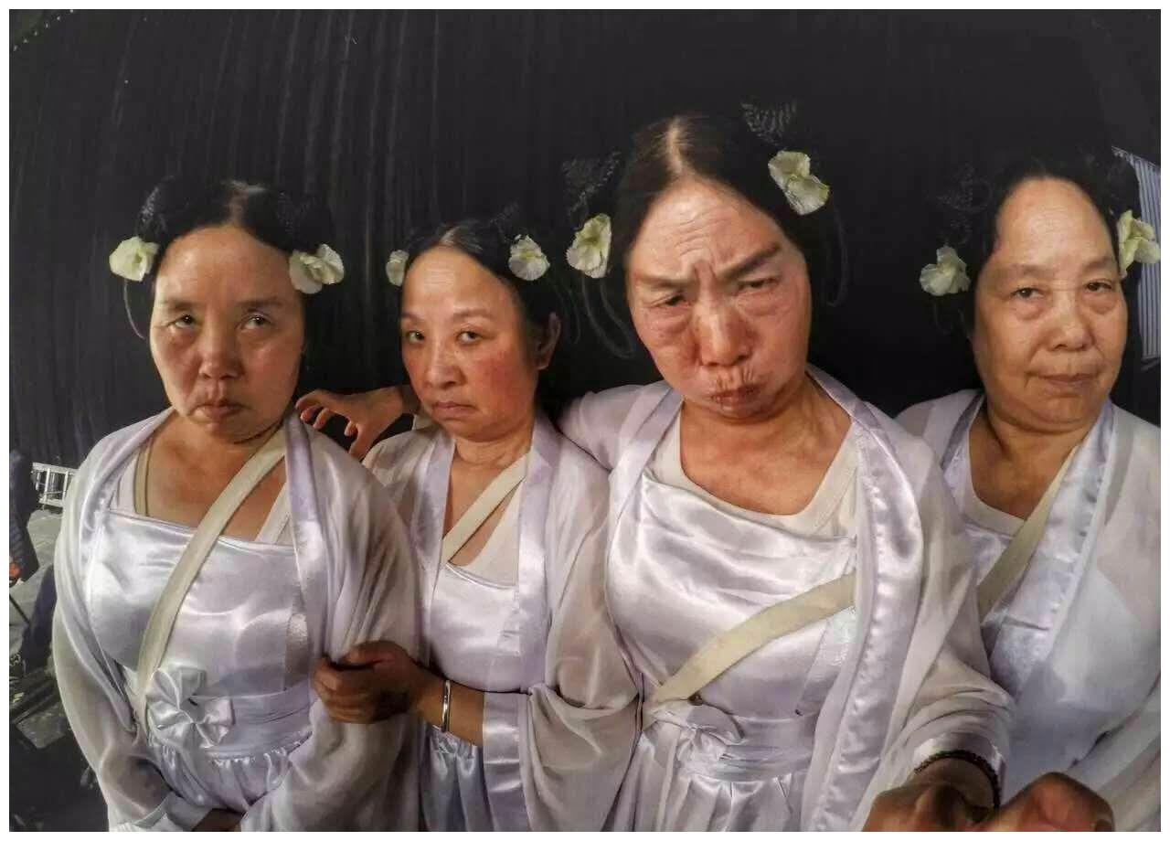 正文            一些年轻的演员同事也去了她在张美娥的家.