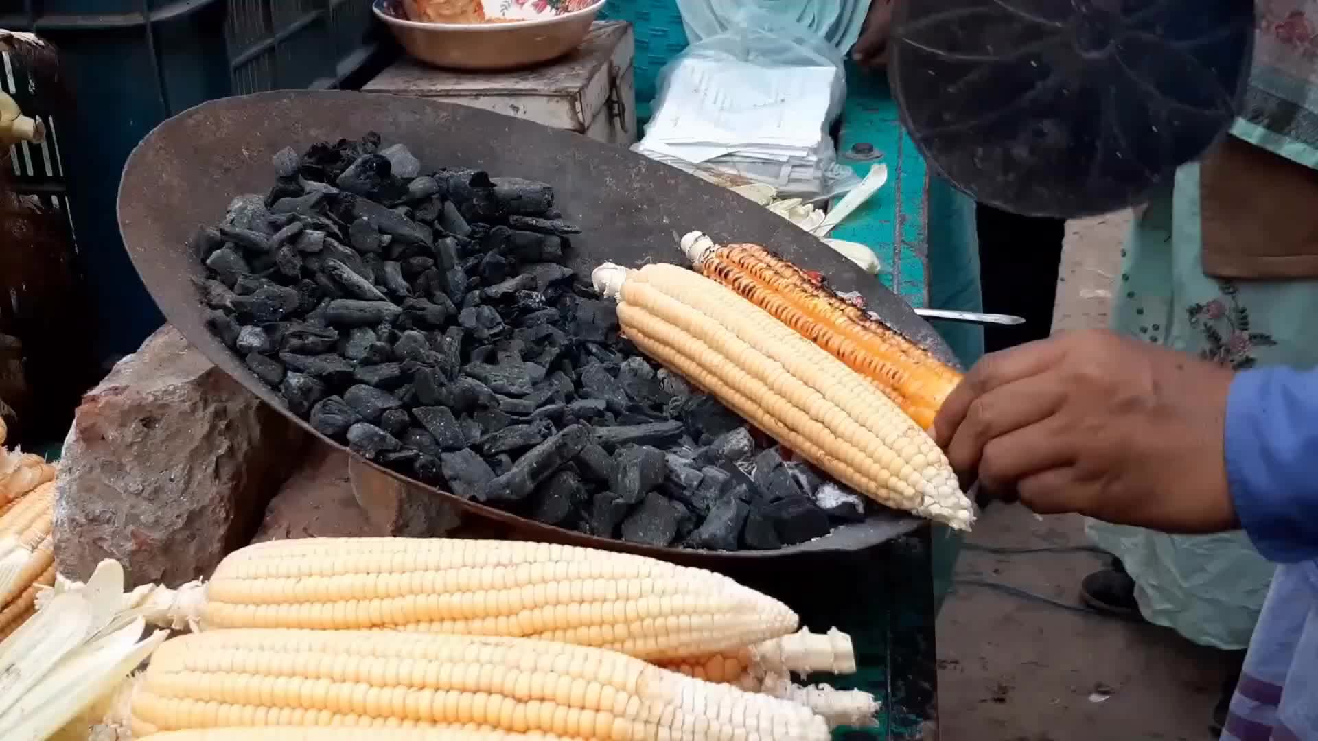 印度街头奇葩烤玉米,用炭火直接烤至焦黑,吃完难道不怕拉肚子?