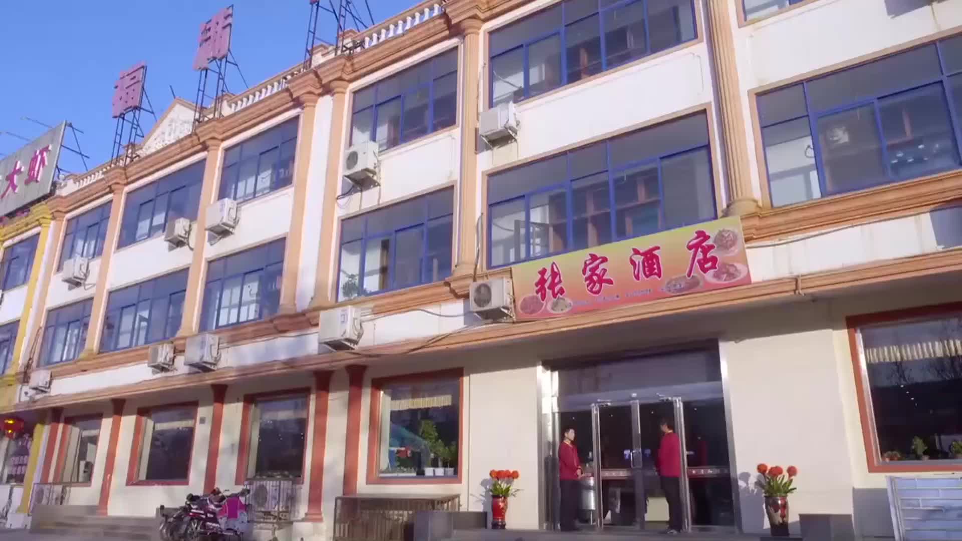 流氓饭馆调戏老板娘，扬言要砸店，谁料老板娘才是真正狠人