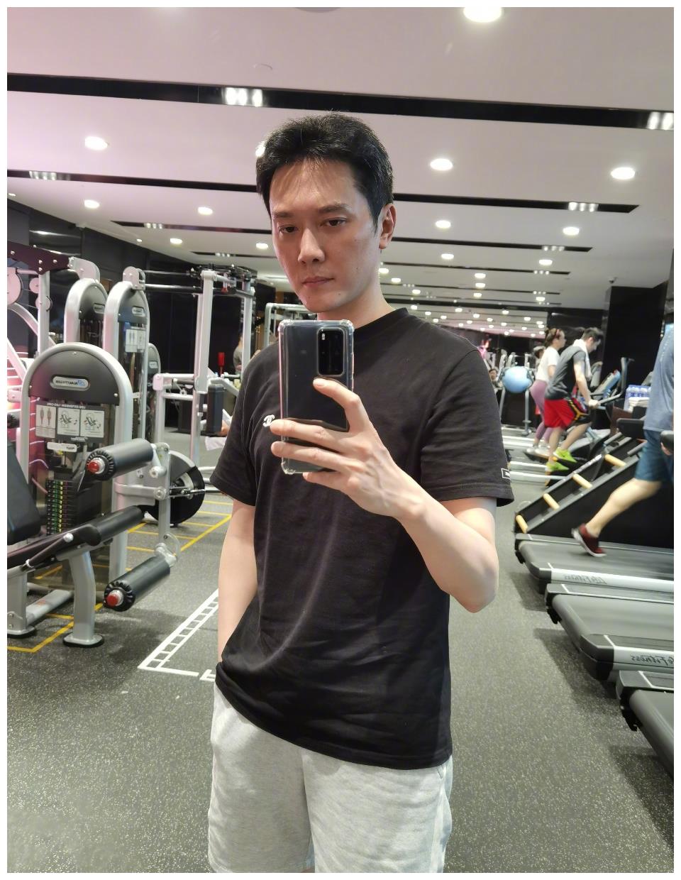 冯绍峰晒瘦身照身材健硕肌肉饱满吐槽胖了被拍瘦了无人问津