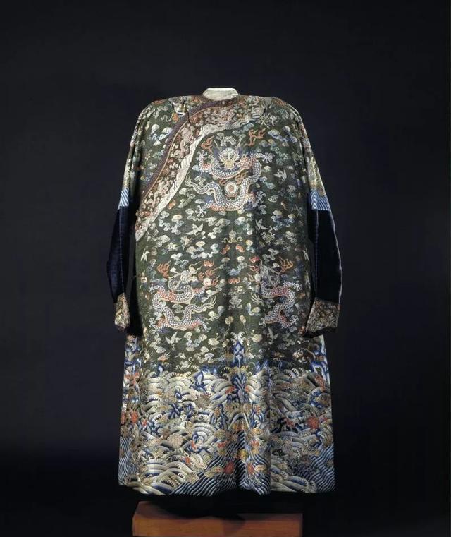 苏绣:想知道孔雀毛绣成的衣服有多美?读读《红楼梦》的雀金裘|孔雀|羽