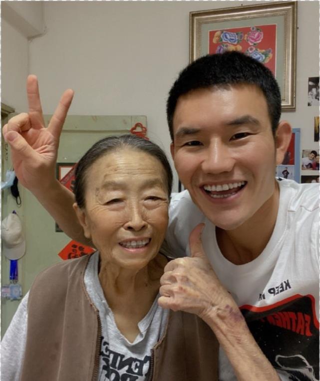 张少华因病去世一周孙女婿谢孟伟晒一家四口秀幸福此举引热议