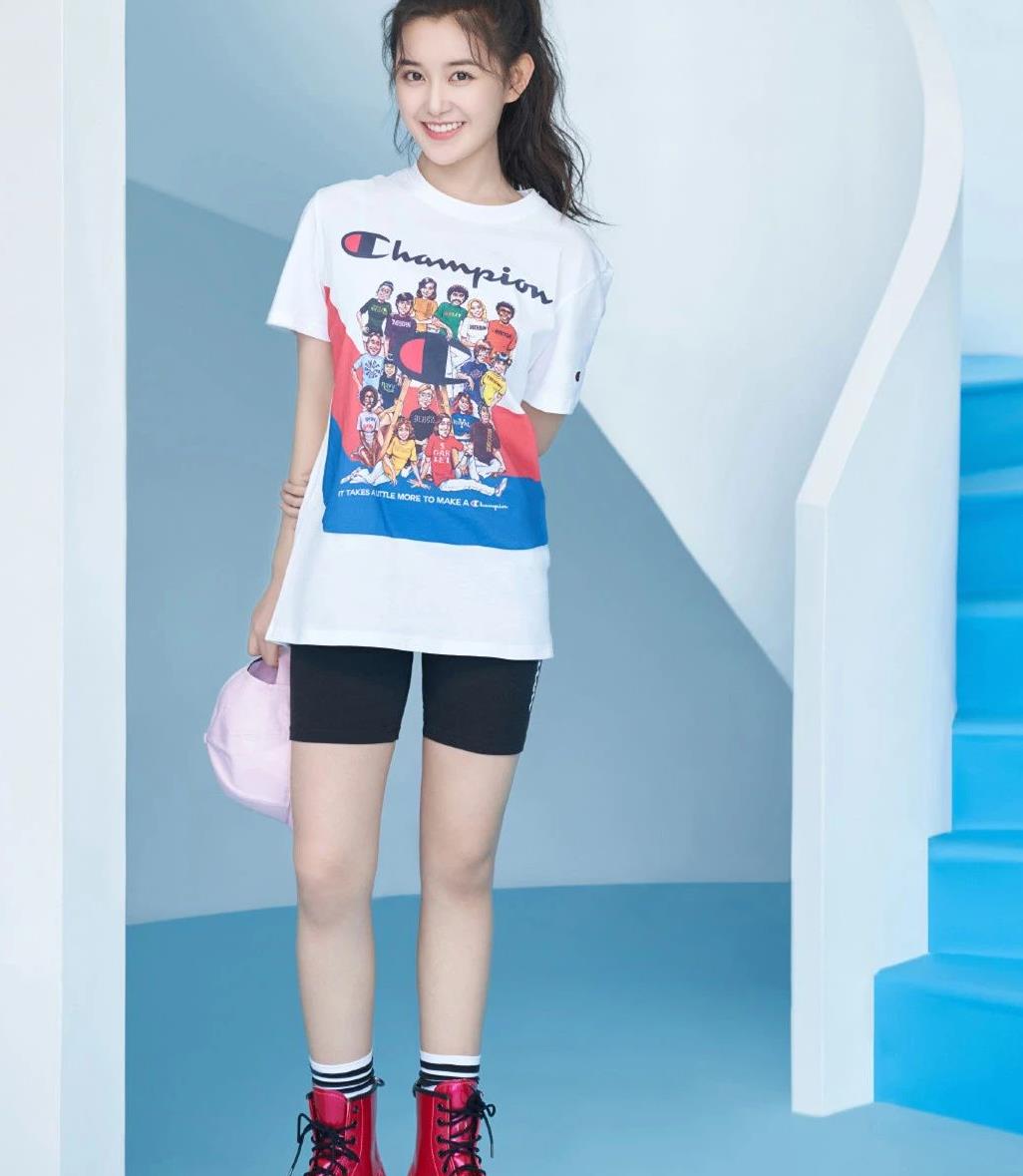 蒋依依真是水灵的不行扎个马尾配休闲装就是清纯校花一个