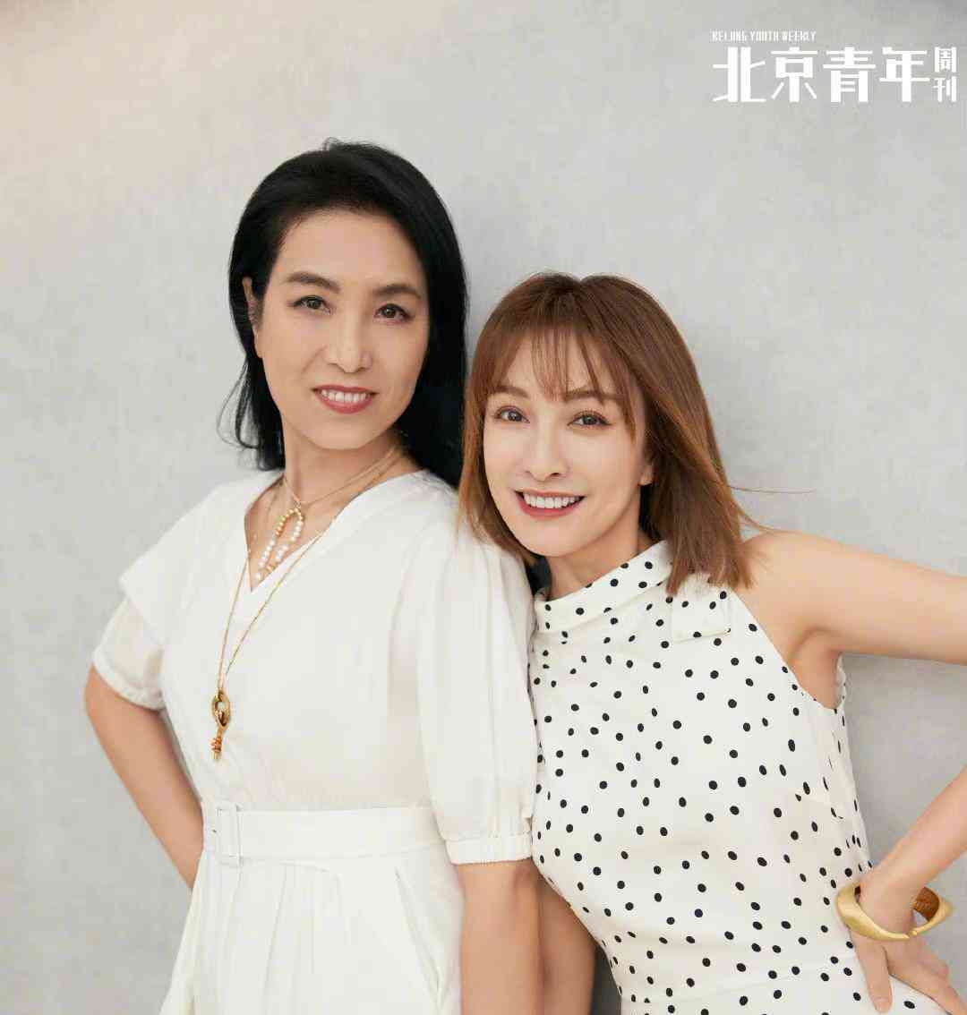 吴昕和妈妈登某杂志,纯白色套装气质不相上下,笑起来差点分不清_高清