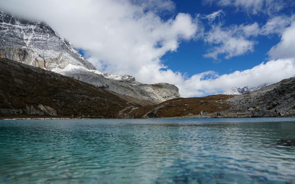稻城牛奶湖 乳蓝色湖水在阳光映衬下格外熠熠生辉_高清图集_新浪网