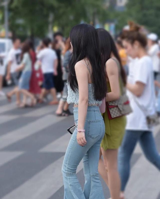 打底裤既美又显身材 职业女性那种独有的成熟稳重 展示身材