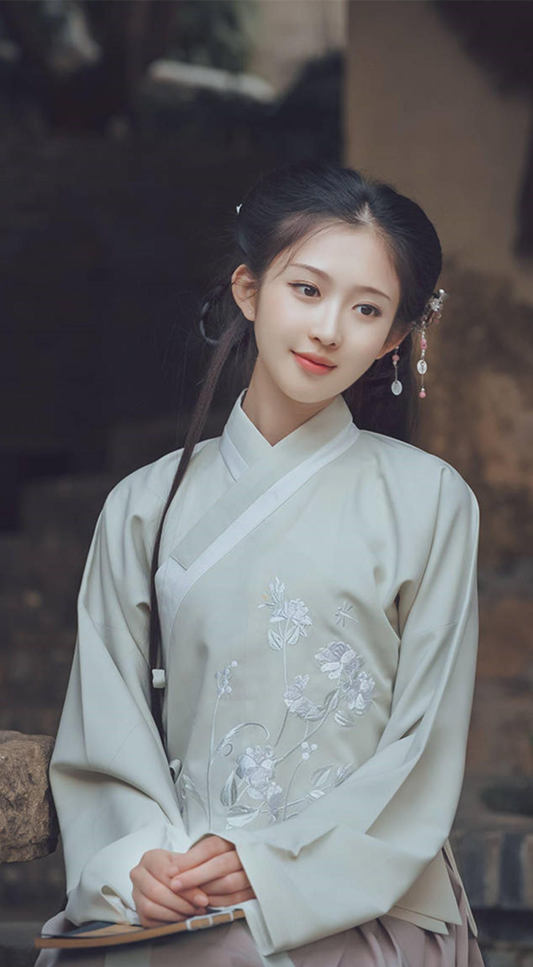 美女街拍:温文尔雅的小姐姐,古风气息迎面而来