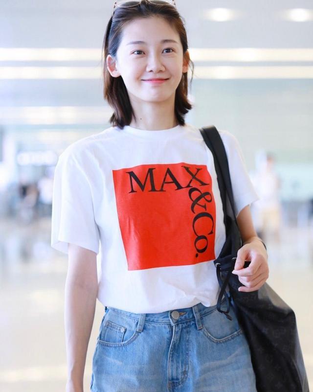 苗苗宣布结婚后状态好极了穿白t恤配牛仔短裤素颜超能抗
