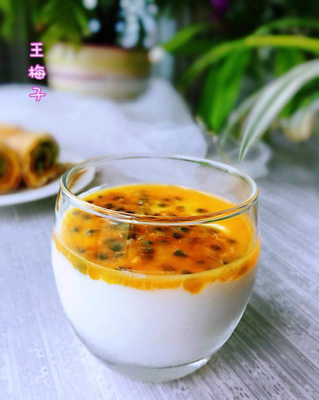 自己做的酸奶健康又营养,嫌它没味道难喝,一个百香果就搞定|酸奶|百香