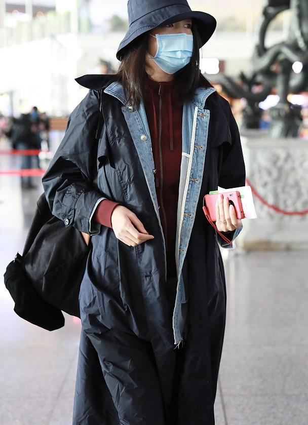 张梓琳街拍:黑色风衣叠穿牛仔夹克帽衫高挑吸睛