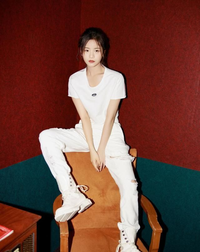 在,同学两亿岁,中,女主宣墨的扮演者李庚希,是一位零零后新生代演员