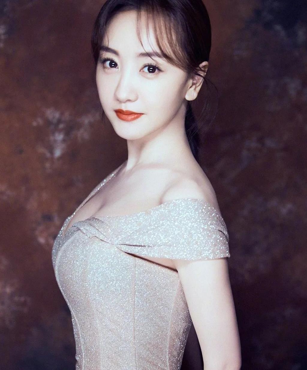 肩膀厚的女生不知道怎么穿 搭配注意这几点 身形更加有型显瘦