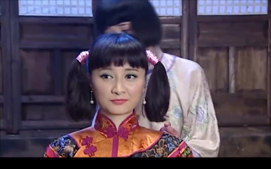 大宅院的女人香菱欺人太甚叫文君为她捶背