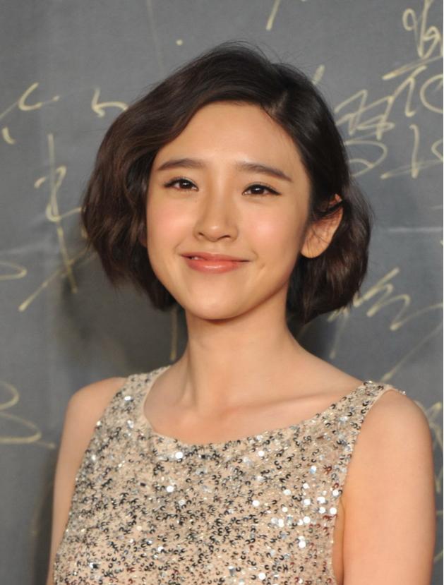 唐艺昕穿一身礼服裙有魅力亮片设计又闪又亮看着挺难忽视