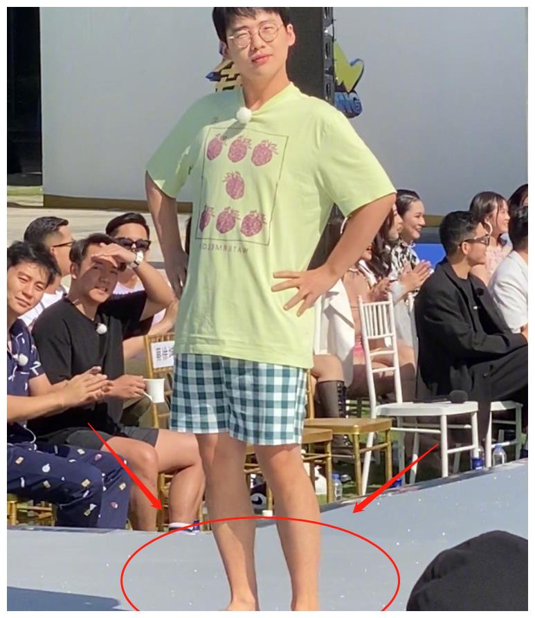 同样搭配睡衣录节目,郭麒麟穿拖鞋李晨赤脚,蔡徐坤却偏不一样