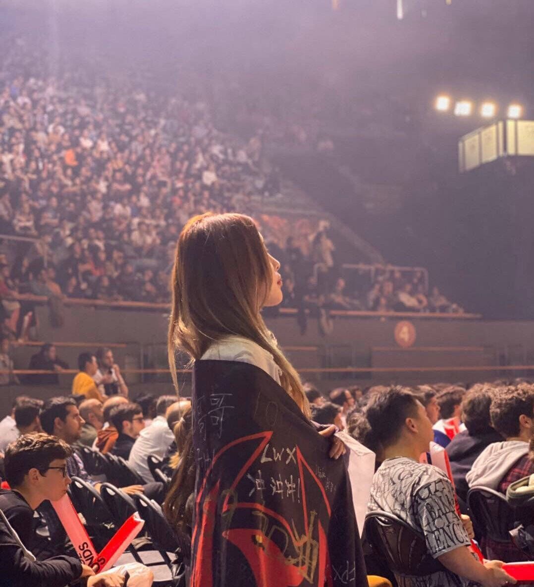 糖小幽身披fpx队旗感动拳头:fpx夺冠可为其出一眼皮肤_高清图集_新浪