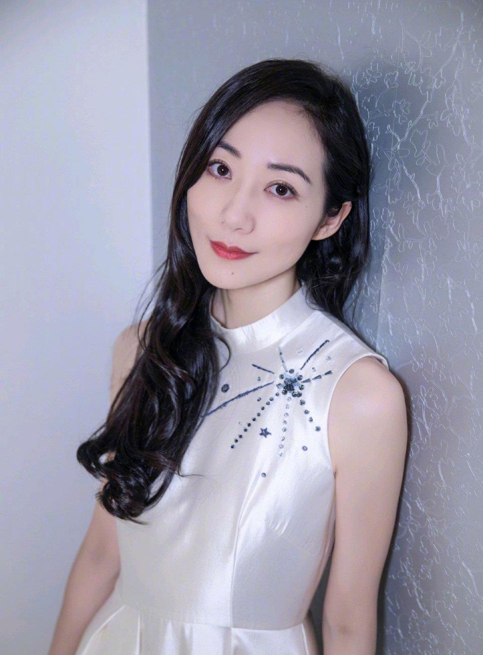 黑发红唇的韩雪美得太高级,穿白色连衣裙配高跟鞋,尽显女性魅力