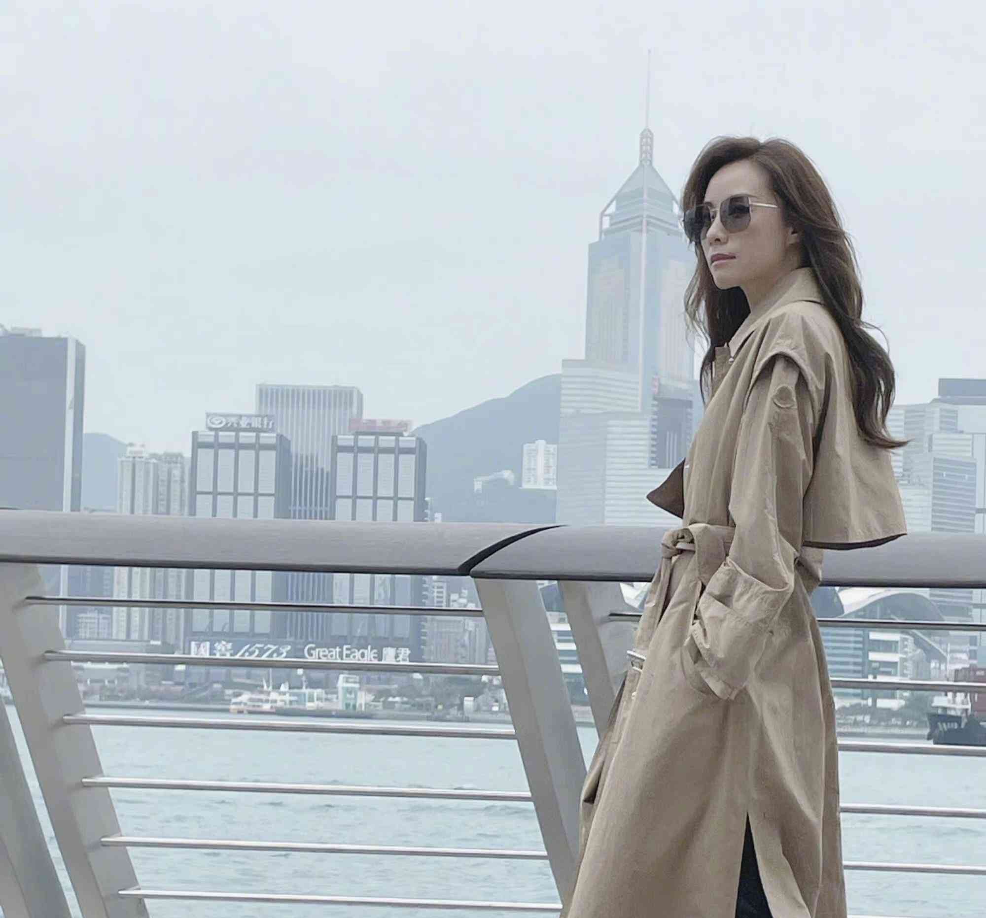 香港女星邓丽欣穿风衣好飒,棕色高跟鞋气质满满,秀港风穿搭