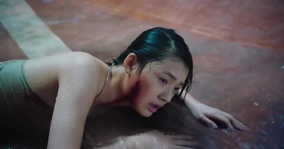 美人鱼林允在海底游湖面上已经暴露了