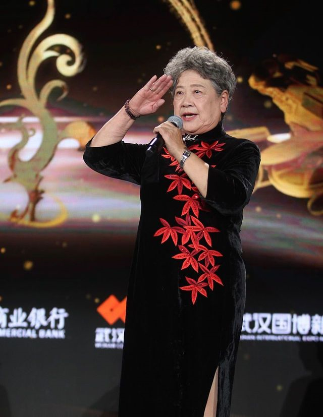 白发也挡不住优雅老艺术家陶玉玲身穿旗袍真耐看看着好养眼