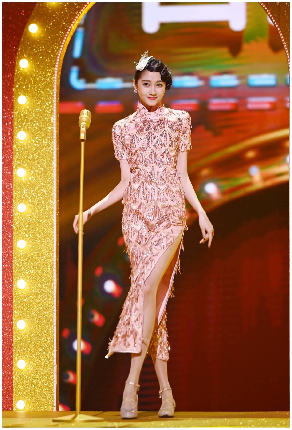 关晓彤旗袍造型惊艳上线!浅色妩媚动人,深色端庄优雅,太美了