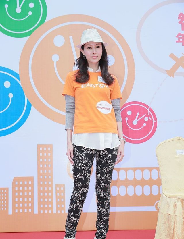 李嘉欣越来越有豪门架子,不穿礼裙走红毯,从骨子里透出高级气质__财经