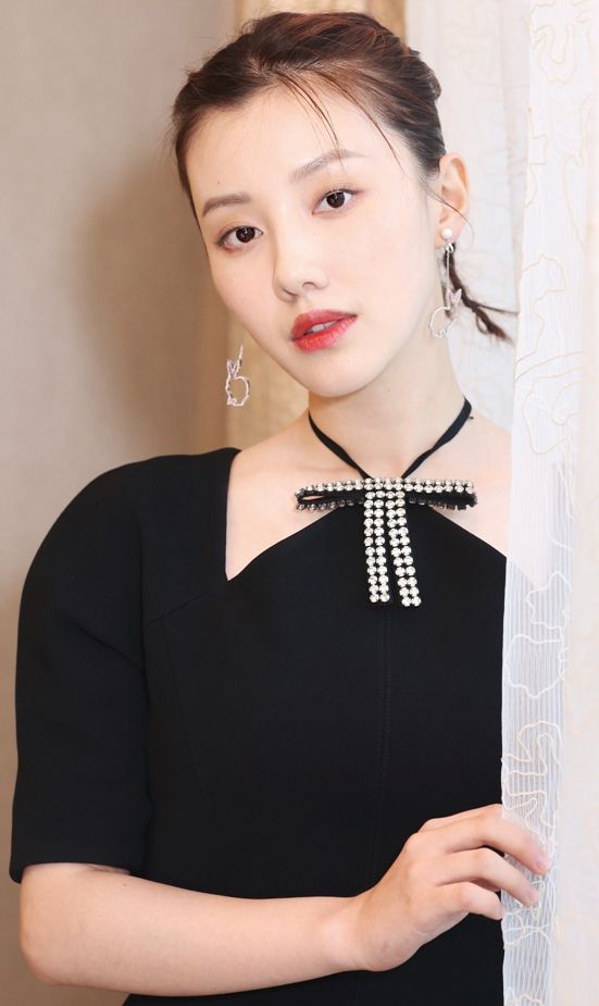 女神王鹤润,五官端正,拥有一种清秀的脸蛋,气质独特!