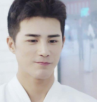 自从姜潮出演的《小时代》以来,已经有很多人认识他.