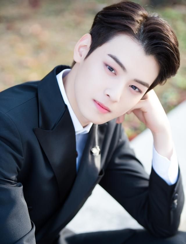 车银优深色系搭配,尽显韩国男明星气质,优雅迷人,帅气时尚_高清图集