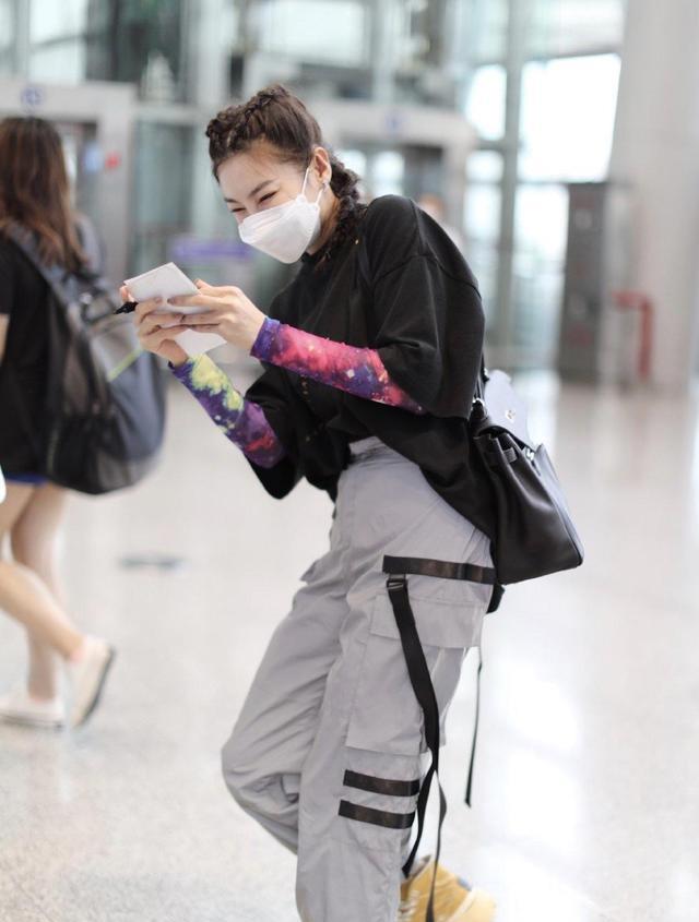 张雨绮不仅敢爱敢恨还敢穿,穿黑t恤配运动裤,拳击辫超能撑场面