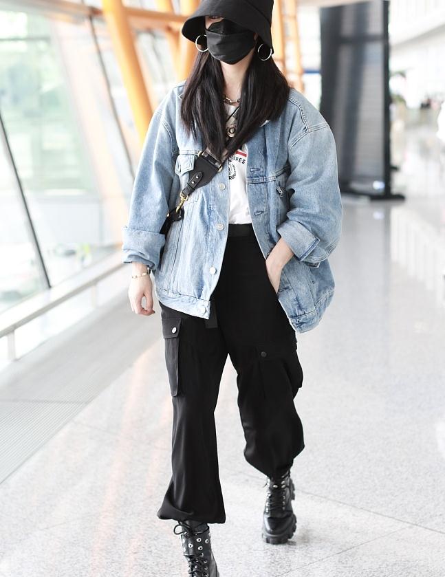 薇娅街拍:水洗牛仔衣工装裤皮靴 shine li渔夫帽酷飒有型
