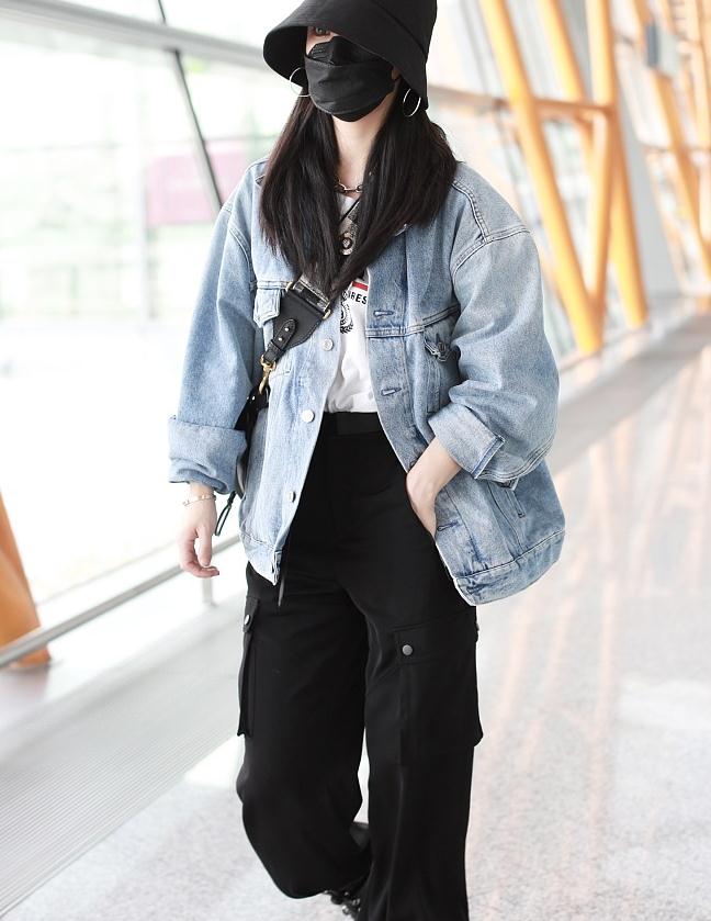 薇娅街拍:水洗牛仔衣工装裤皮靴 shine li渔夫帽酷飒有型