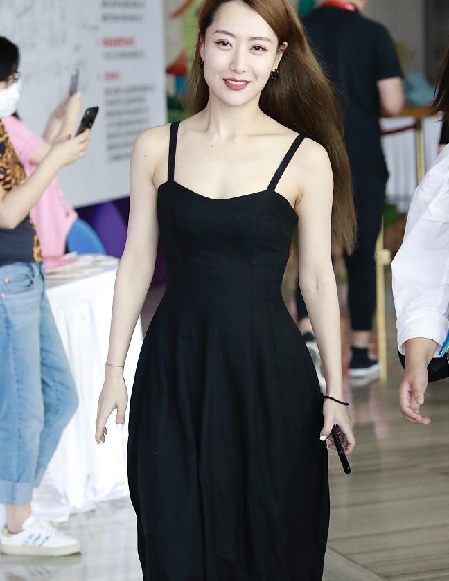 白冰街拍:黑色吊带裙白色高帮鞋美丽动人