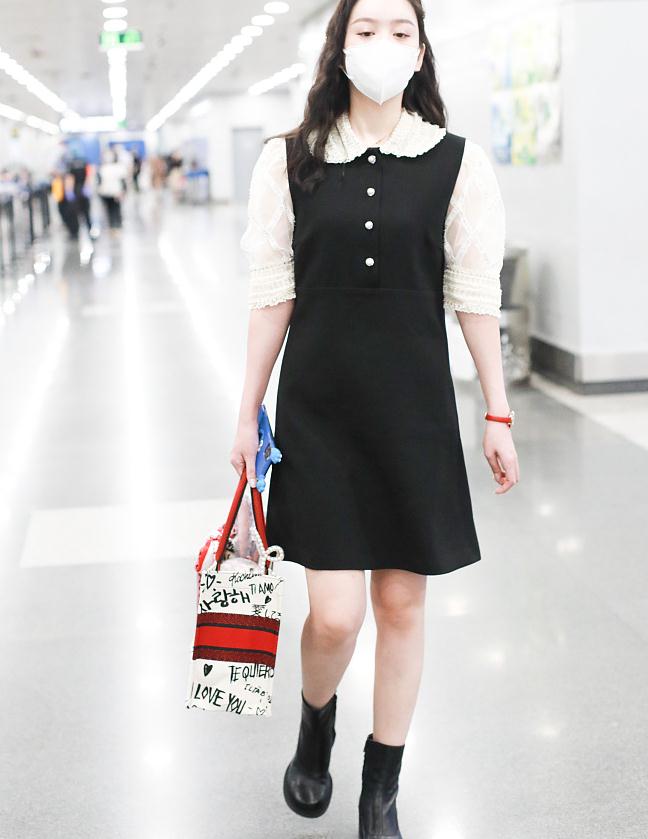 文竹街拍:五分袖娃娃裙dior托特包 俏皮可爱