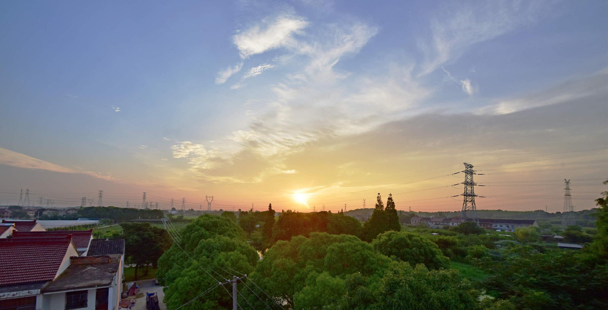 梅雨季难得一见晴好天气,早晨日出时分,天空美丽景象.