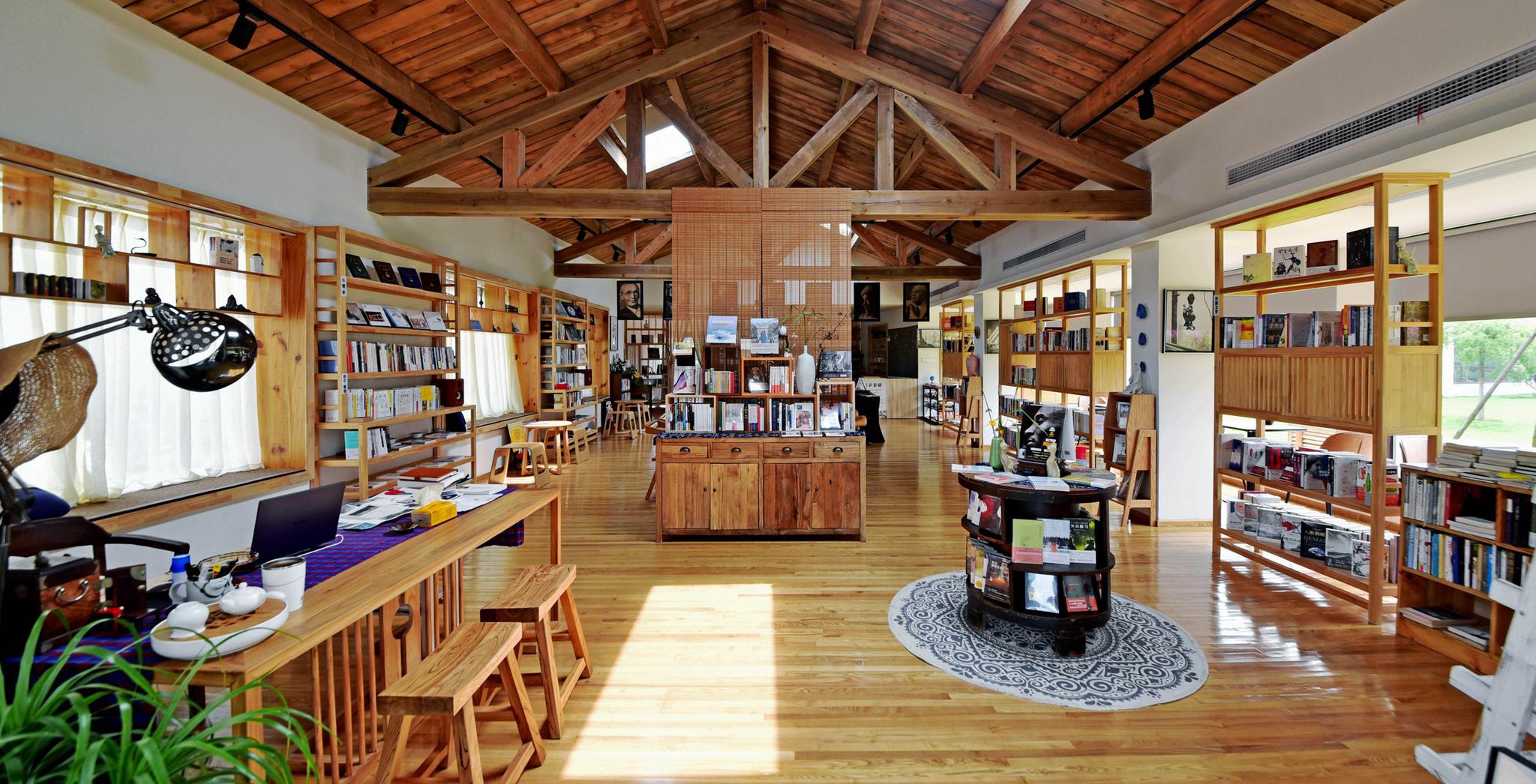 走向我们的小康生活——江苏无锡锡山区东港镇港南村的农家书屋.