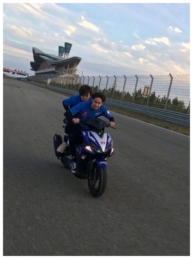 鉴憨达人王一博上线,同框尹正画风太憨!不愧是睡过尹正车库的人