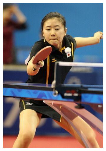 福原爱早期比赛超短裙,双腿纤细笔直,更苗条,长相更朴素自然!