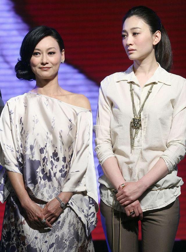 惠英红的气质真不赖,和小16岁的李小冉同框,看着还是那么年轻