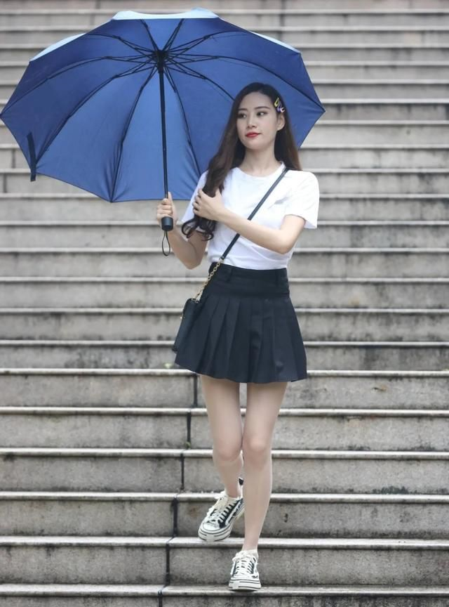 短款百褶裙搭配常规t恤简约时尚青春迷人