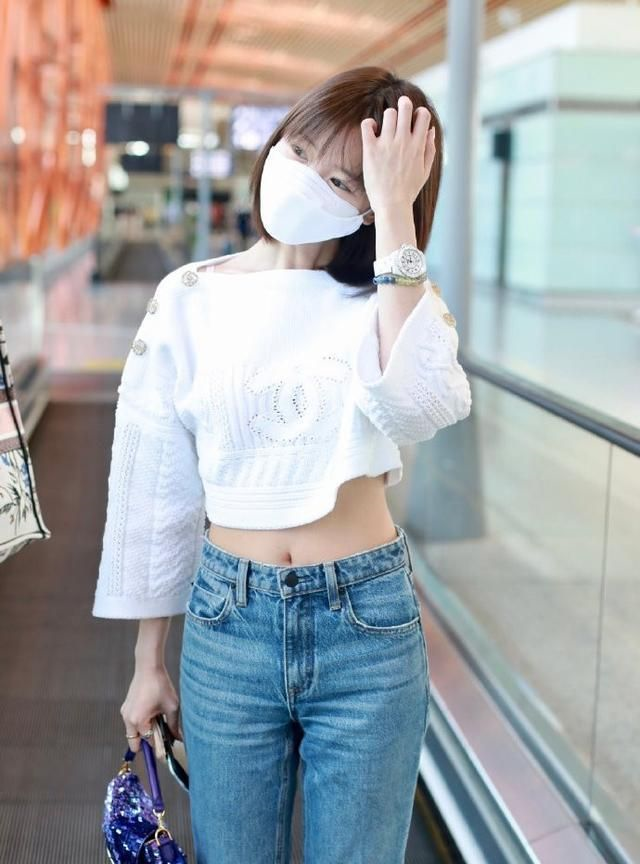 在的女星里,穿露脐装的女星真是多到数不过来,但是唯独毛晓彤还真没