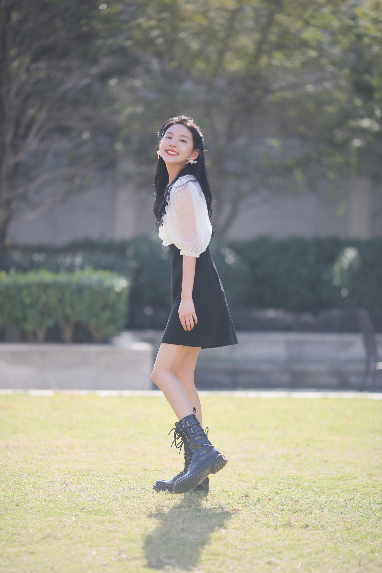 章若楠身穿黑白拼接连衣裙,气质清新脱俗,完美呈现二八比例身材_高清