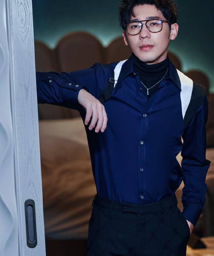 白宇身着拼接装饰衬衫,佩戴黑色框架眼镜亮相活动