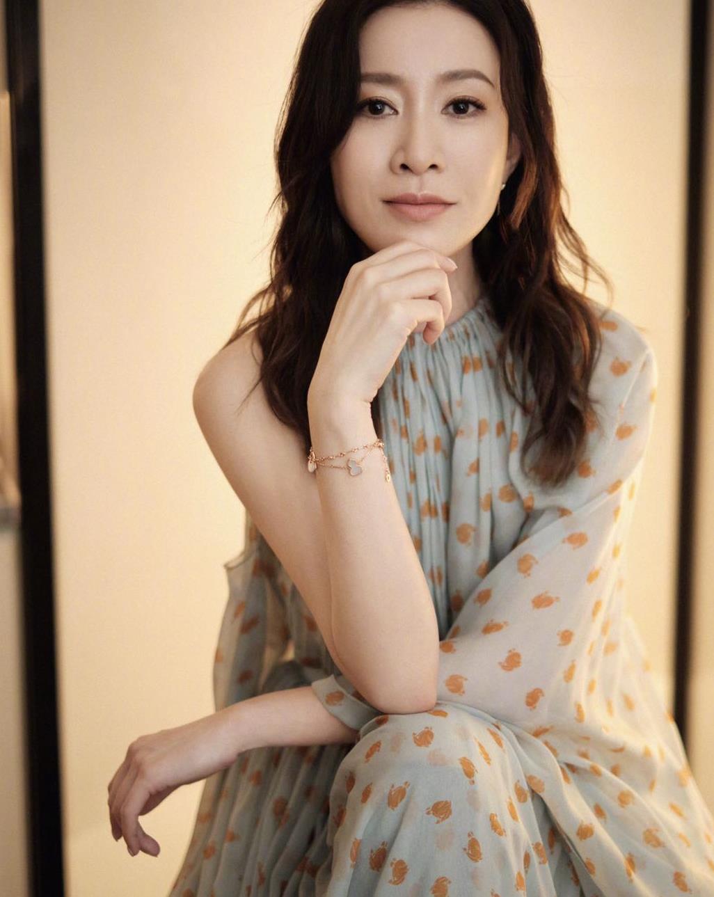 入秋穿搭,依然喜欢佘诗曼的连衣裙风格,很甜很美,你呢?