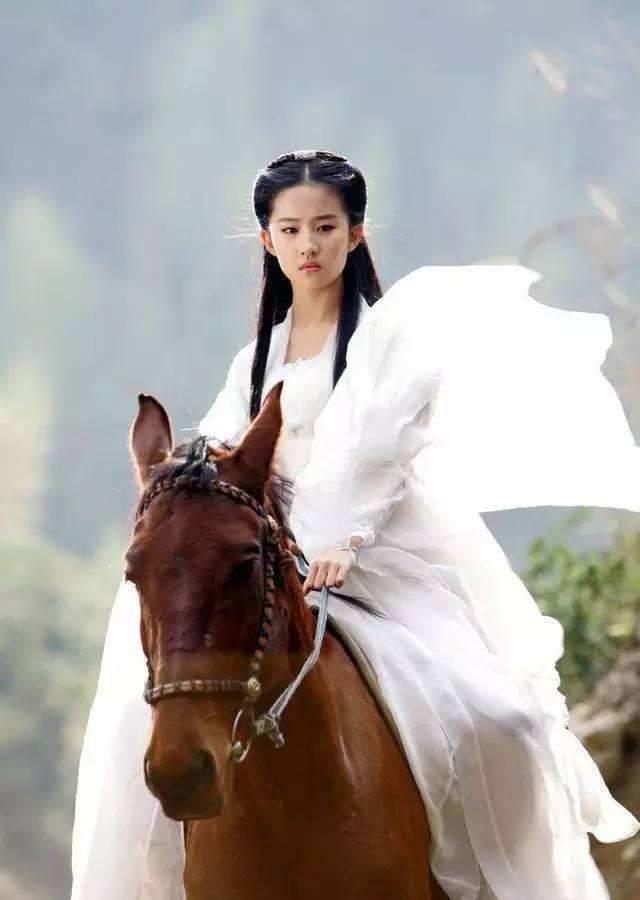 刘亦菲雨中骑马图片