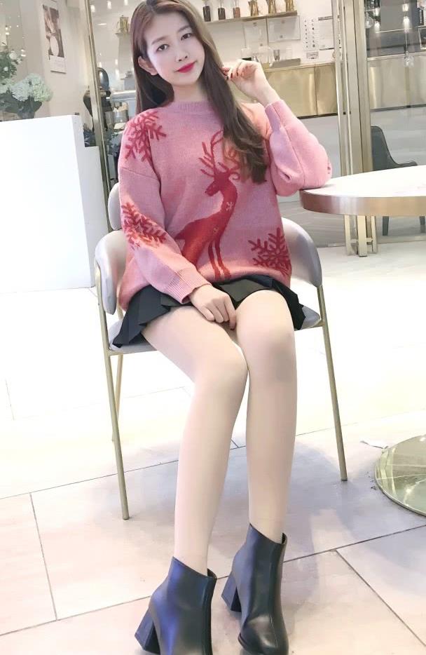 街拍美女宽松麋鹿毛衣下搭超短裙搭配光腿神器穿出好身材